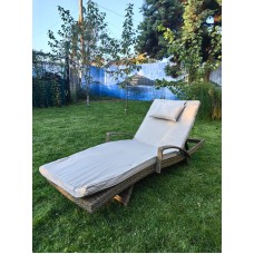 Шезлонг из ротанга с подлокотниками и подушкой «MARA» — цвет Greige