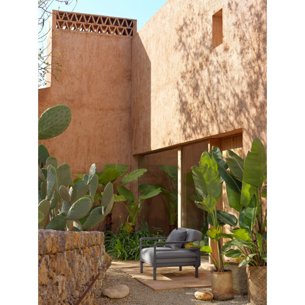 Кресло пластиковое с подушками Maximo Poltrona 003/4018125215 Кресло пластиковое с подушками Maximo Poltrona 003/4018125215