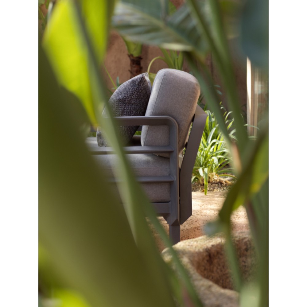 Кресло пластиковое с подушками Maximo Poltrona 003/4018125215 Кресло пластиковое с подушками Maximo Poltrona 003/4018125215