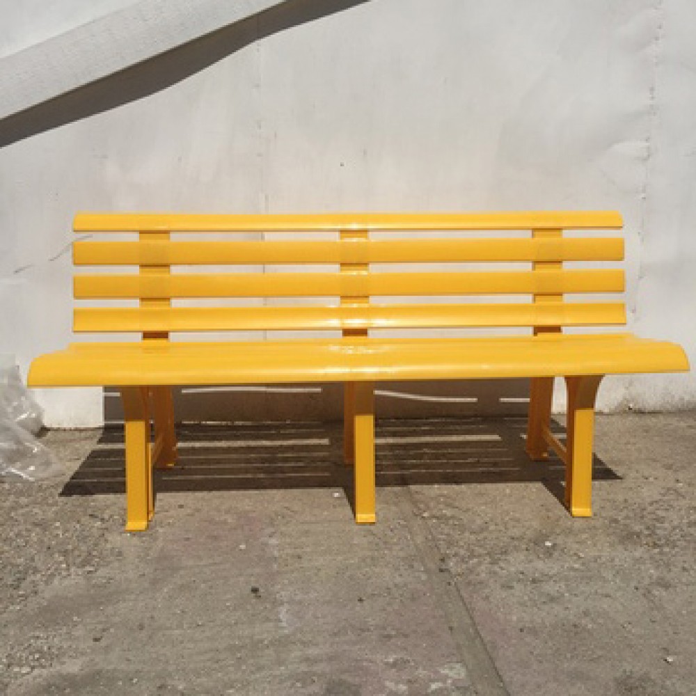 Пластиковая скамейка желтая
